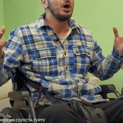 Боєць «Азову» виконує пісню під час звільнення