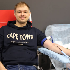 Дівчина дарує кров на НАЗК