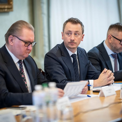 Человек читает сведения о конкурсе