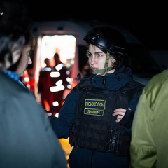 Будинок з розбитими вікнами вночі