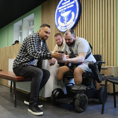 Співак гурту СКАЙ виступив для поранених захисників: особливий дует з азовцем