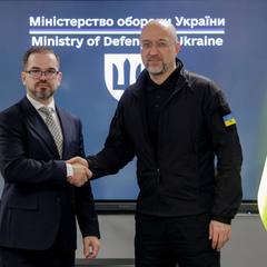 Прапори Литви та України разом