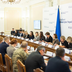 Жінка з хрестинами в руках