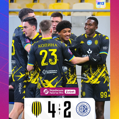 Игроки футбольной команды при выигрыше матча