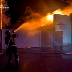 Нічна пожежа в Запоріжжі: рятувальники в акції