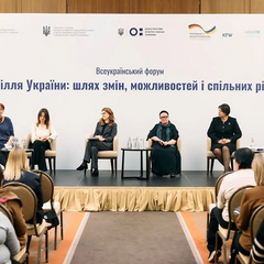 Дитина грає в яслах та садку