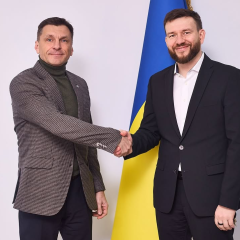 Державний прапор України на тлі цифрових технологій