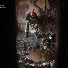 Рятувальники ліквідують наслідки обстрілу Києва