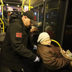 Группа пожилых людей получает помощь