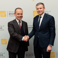 Показ рук разом на українському прапорі