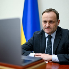 Логотип ИМО на фоне флага Украины