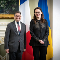 Логотипи Україна та Франція на фоні договору