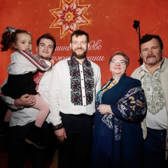 Щаслива прийомна родина святкує Різдво