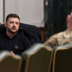 Солдат у ЗСУ з блок наплічниками