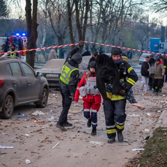 Рятувальники відвідують хлопчика під завалами