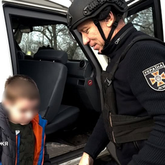 Евакуація під обстрілами: дві багатодітні сім'ї