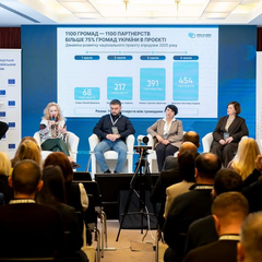 Група людей об'єднана в проєкті «Пліч-о-пліч»