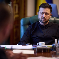 Людина отримує гроші зимової виплати