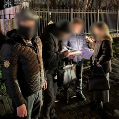 Киевлянин в аппаратуре слушает сообщение