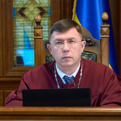 Суддя думає за столом на засіданні