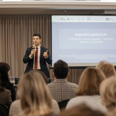 Группа женщин обучается вождению грузовиков