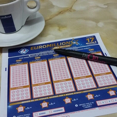 Два безхатьки зі стрілкою банкомата