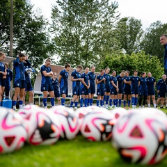 Девушка смотрит на футбольный матч