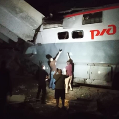 Обвалився міст під час руху поїзда