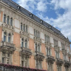 Фасад занедбаного готелю в Львові