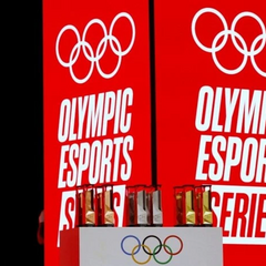 Логотип МОК та ігровий ноутбук