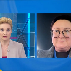 Група людей розмовляє на фоні грошових купюр