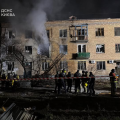 Ракети та дрони на фоні вибуху