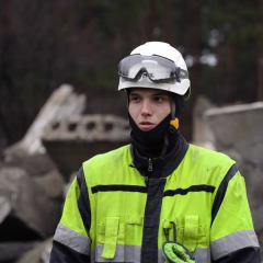 Спасатели помогают после ударов в Киеве