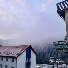 Туристи в горах Карпати у тумані