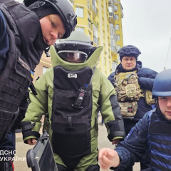 Робот знешкодив касетні боєприпаси на даху