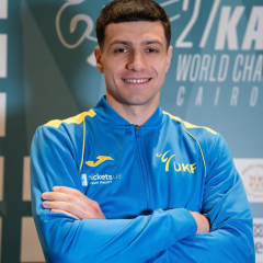 Андрій Заплітний на тлі українського прапора