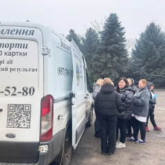 Дівчина оформляє паспорт у мобільному ДМС