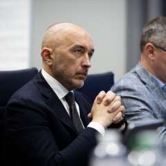 Логотип UNIQA на тлі України