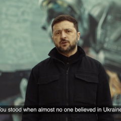 Люди в Украинской армии отмечают День ЗСУ в 2024 году