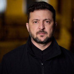 Українські та американські прапори на переговорах