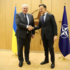 Флаги НАТО та України на фоні