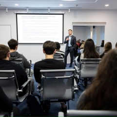 Студенты слушают лекцию от первого заместителя председателя