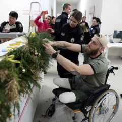 Дерев'яні іграшки для поранених захисників