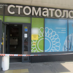 Дитина на стіле поліклініки