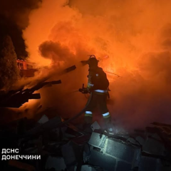 Російський військовий та ранені люди