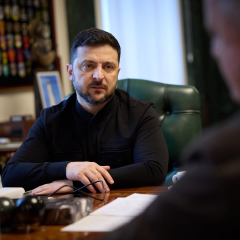 Две женщины дипломаты обсуждают международное сотрудничество