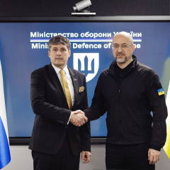 Логотип Словенії та України відображені на прапорах