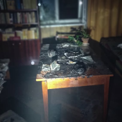 Женщина с ожогами от свечи