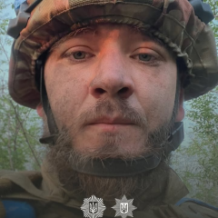 Полицейский стоит у миномета на фронте