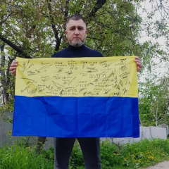Волонтер допомагає пораненим бійцям